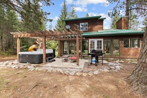 Terrace/patio - Mountain Escape w/ Fireplace & Hot Tub (Sandpoint)