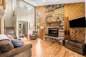 TV, fireplace, books - Mountain Escape w/ Fireplace & Hot Tub (Sandpoint)