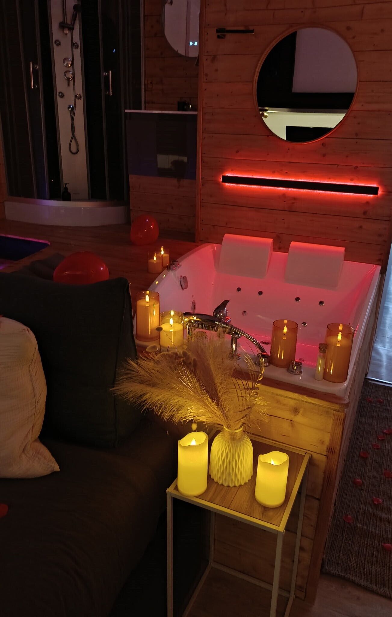 Baignoire à jets, sèche-cheveux, serviettes fournies, savon