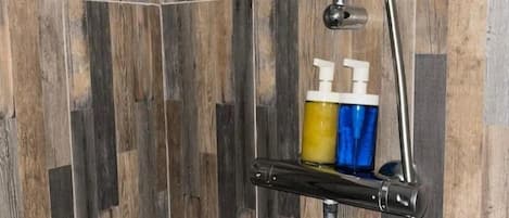Douche, séchoir à cheveux, serviettes fournies, savon