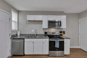 Private kitchen - Modern Townhouse in Historic Building Walk to Downtown (Columbus)