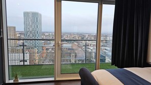 2 bedrooms, iron/ironing board, WiFi, bed sheets - Elegant Duplex Penthouse Leeds Centre & Free Parking (Leeds)