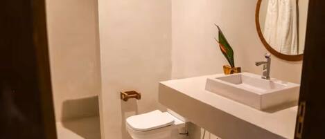タオル、石鹸、トイレットペーパー
