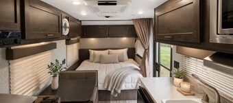 Relaxing Country Stay Hobby Farm Horses and 3 Miles from the beach and shopping