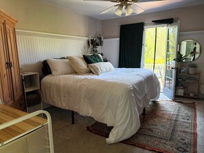 4 bedrooms, free WiFi, bed sheets, wheelchair access - Historic Pacific Beach Home with Putting Green, Jacuzzi, and Pool Table (San Diego)
