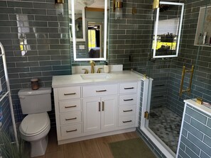 Dusche, Handtücher, Seife, Toilettenpapier
