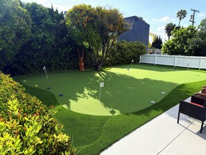 Property grounds - Historic Pacific Beach Home with Putting Green, Jacuzzi, and Pool Table (San Diego)