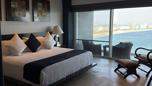 A bedroom with a bed, a ceiling fan, artwork on the wall, and a view of the ocean. - Luxury villa with ocean view and private pool. Expectacular | 10 guests (Acapulco de Juárez)