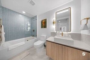 Leilighet, balkong, byutsikt | Bad