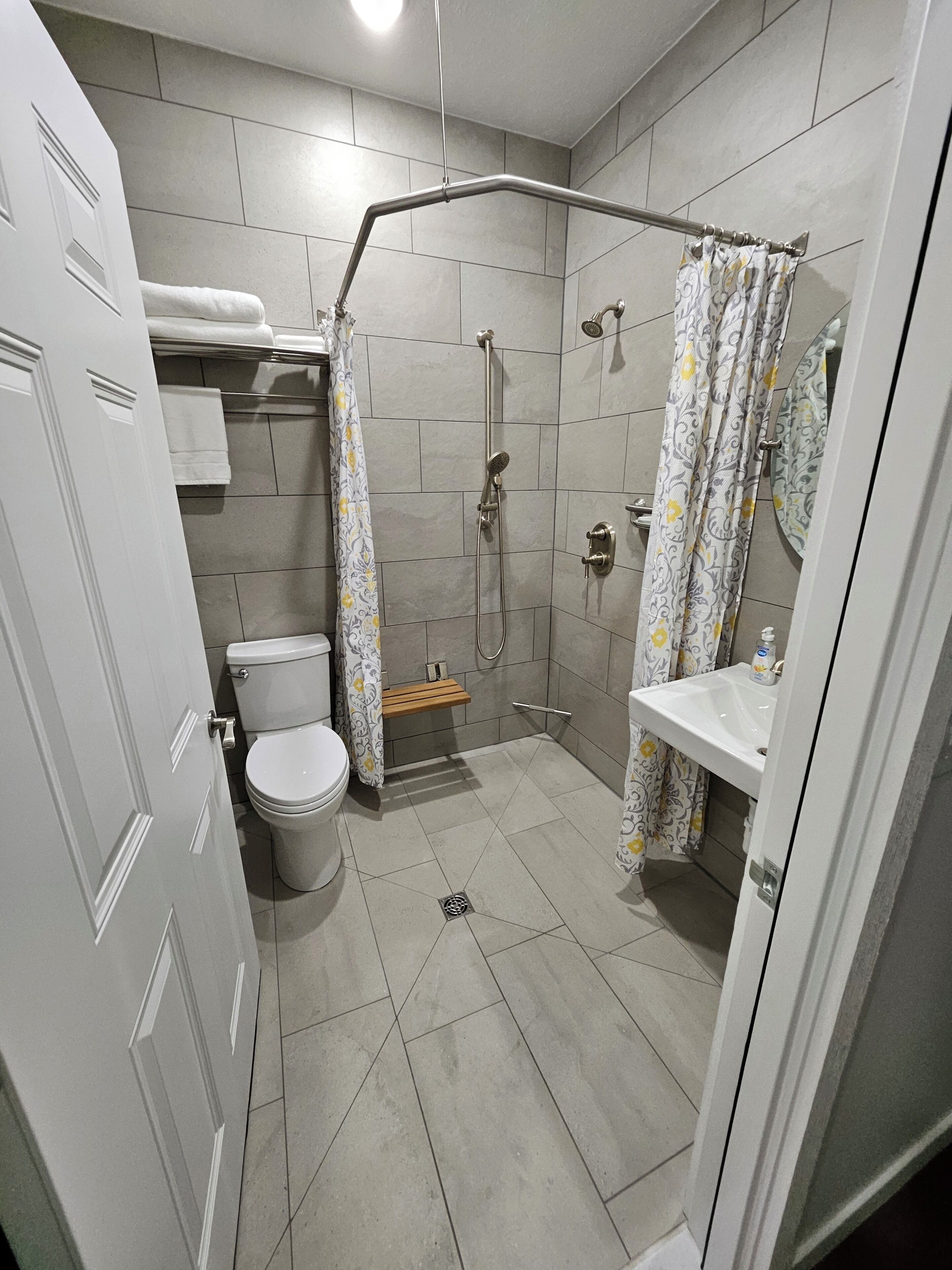 Dusche, Handtücher, Seife, Toilettenpapier