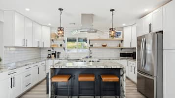Fridge, oven, stovetop, dishwasher