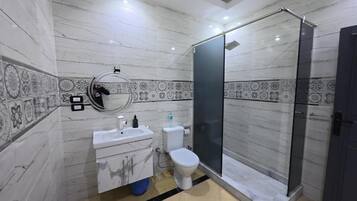 Familien-Suite, Balkon | Badezimmer