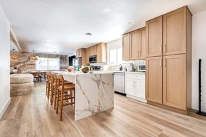 Fridge, microwave, oven, stovetop - LUX 6BR/3BA Stylish House w/Pool & Jacuzzi (Las Vegas)