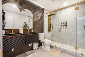 Shower, hair dryer, shampoo - LUX 6BR/3BA Stylish House w/Pool & Jacuzzi (Las Vegas)