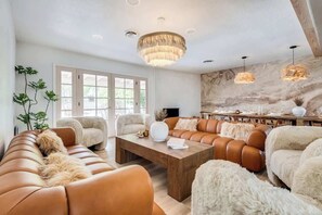 TV, fireplace, offices - LUX 6BR/3BA Stylish House w/Pool & Jacuzzi (Las Vegas)