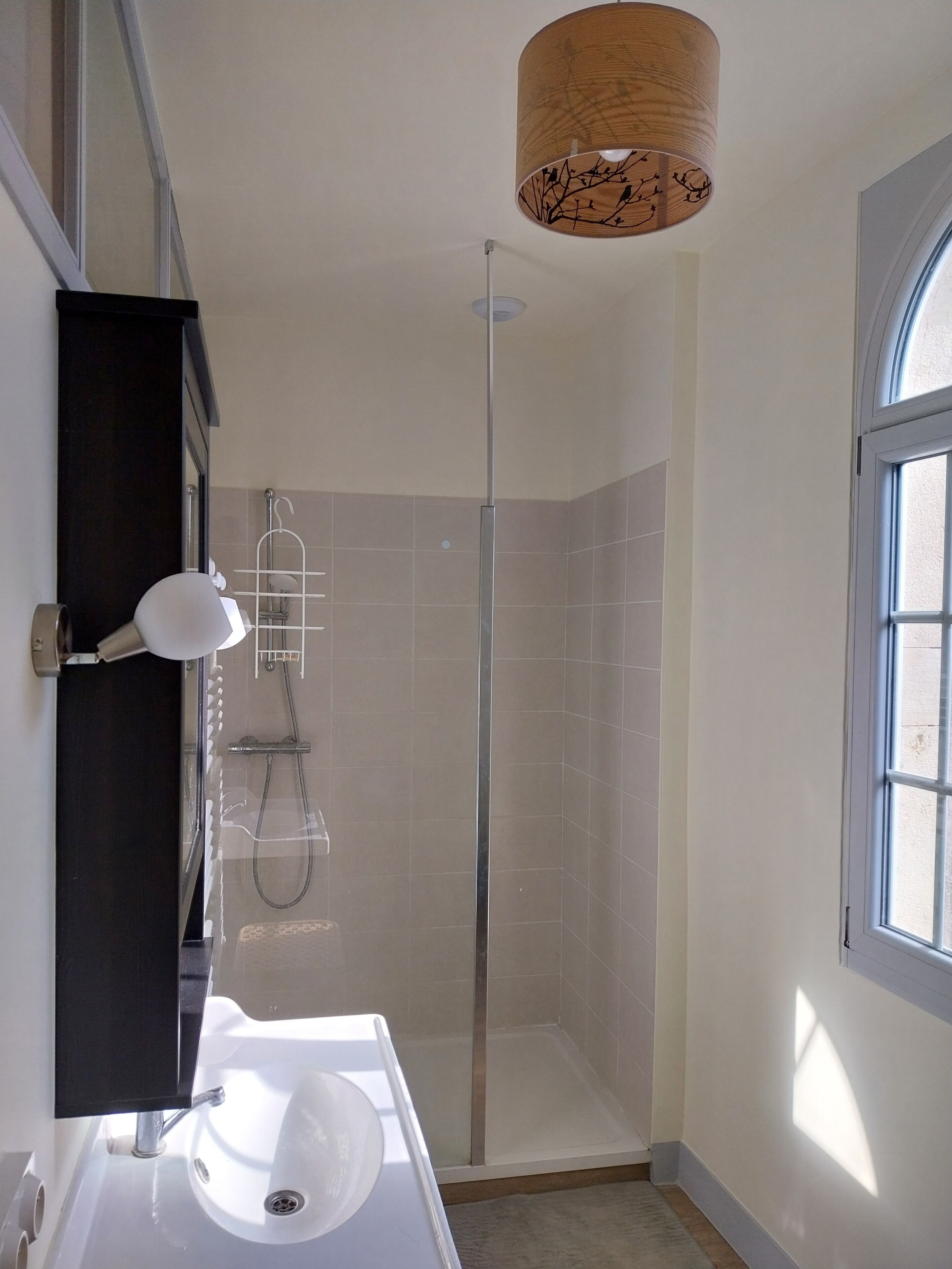 Dusche, Haartrockner, Handtücher, Toilettenpapier