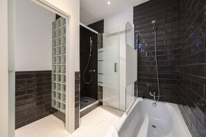 Shower - Bright 2-bedroom flat with balconies in the centre of Madrid  FER54D (Madrid)