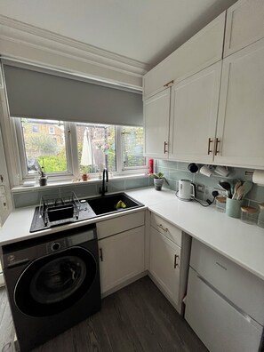 Private kitchen - Beautiful quiet ground floor garden facing flat near Abbeville village Clapham (London)