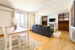 TV, fireplace - (FER55D) Spacious 3-bedroom apartment in Moncloa (Madrid)