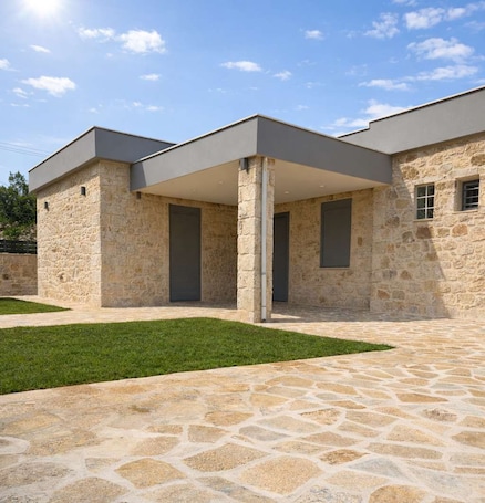 Vila. AG Stone Home - Idyllic Beachside Villa in Isthmia