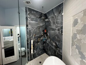 Shower, jetted bath, hair dryer, towels - WORLD CUP 2026 Executive/VIP Home-Luxury Retreat, Private Oasis Compound. (Irving)