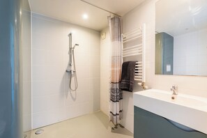 Shower, towels - 402 - L'Herblinois - Wifi - Proche tram (Saint-Herblain)