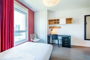 1 bedroom, WiFi, bed sheets - 402 - L'Herblinois - Wifi - Proche tram (Saint-Herblain)