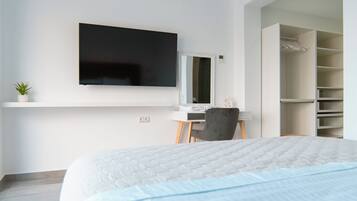 3 bedrooms, desk, iron/ironing board, free WiFi