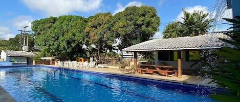 2 室外游泳池,日光浴躺椅