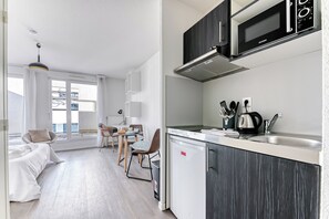 Réfrigérateur, micro-ondes, plaque de cuisson, cafetière/bouilloire