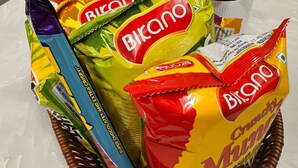 En korg som innehåller olika sorters Bikano-snacks.