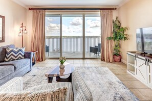TV - Lake front Resort Condo near Disney & Epic Universe (Orlando)