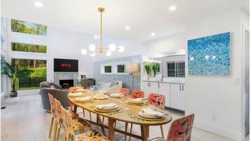 Superior Villa, Pool View | Dining