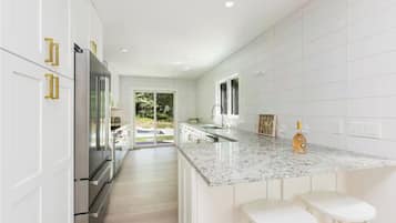 Superior Villa, Pool View | Private kitchen