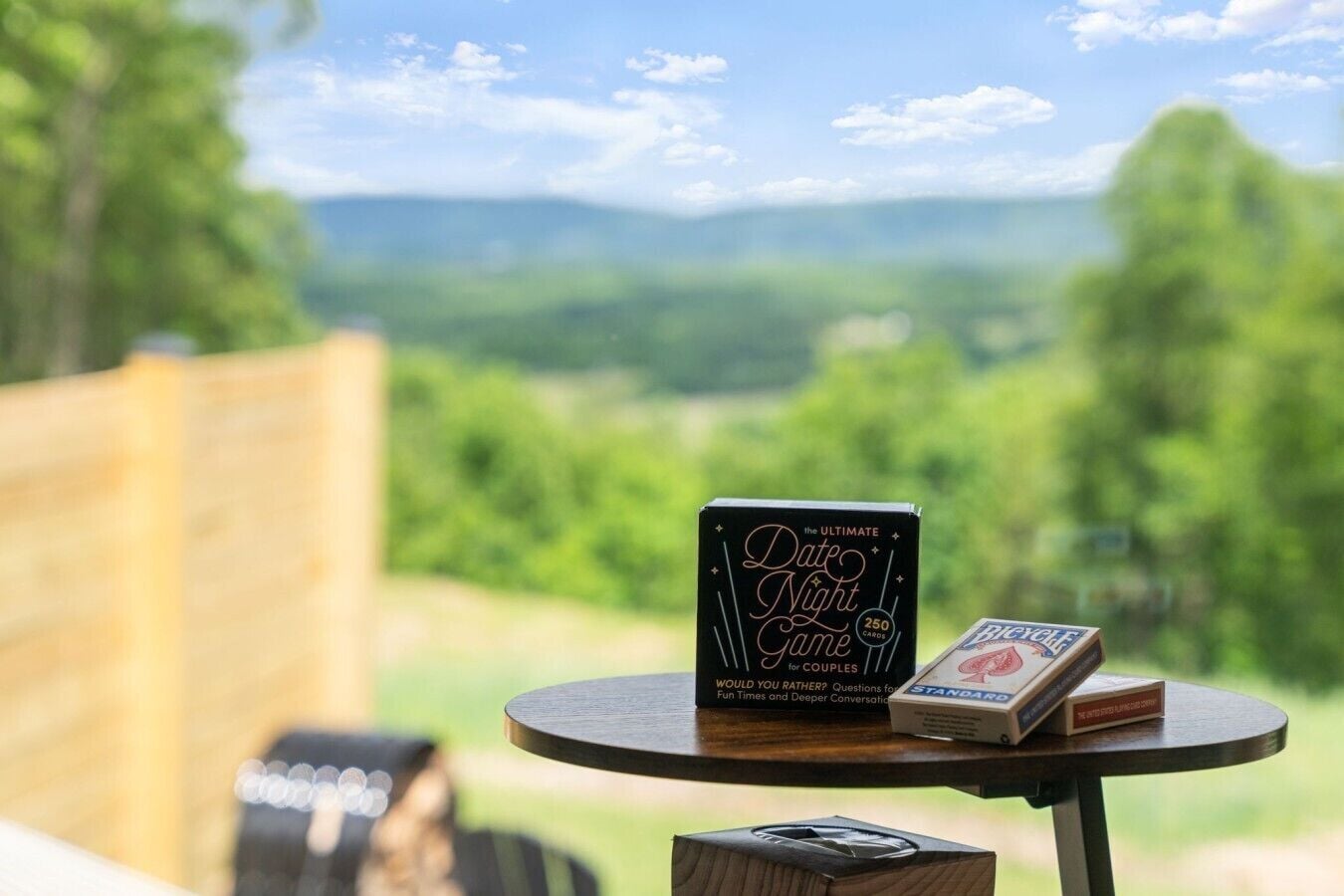 Une table sur laquelle se trouve une boîte de jeu intitulée « Jeu pour une soirée en amoureux » et un jeu de cartes.