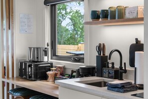 Micro-ondes, plaque de cuisson, cafetière/bouilloire, grille-pain