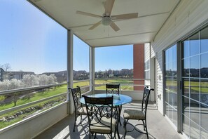Outdoor dining - AMAZING 2 Bed Bath/ NEWLY REMODELED / GORGEOUS VIEW /Heart of Branson/Spacious (Branson)
