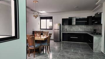 Deluxe Apartment, City View | Private kitchen