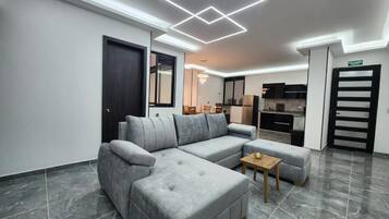 Deluxe Apartment, City View | Living area