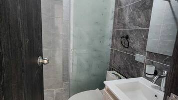 Deluxe Apartment, City View | Bathroom