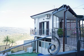 Exterior detail - Your Refuge Between Sea and Hill: Comfort and Convenience in the Heart of Cilento. (Roccadaspide)