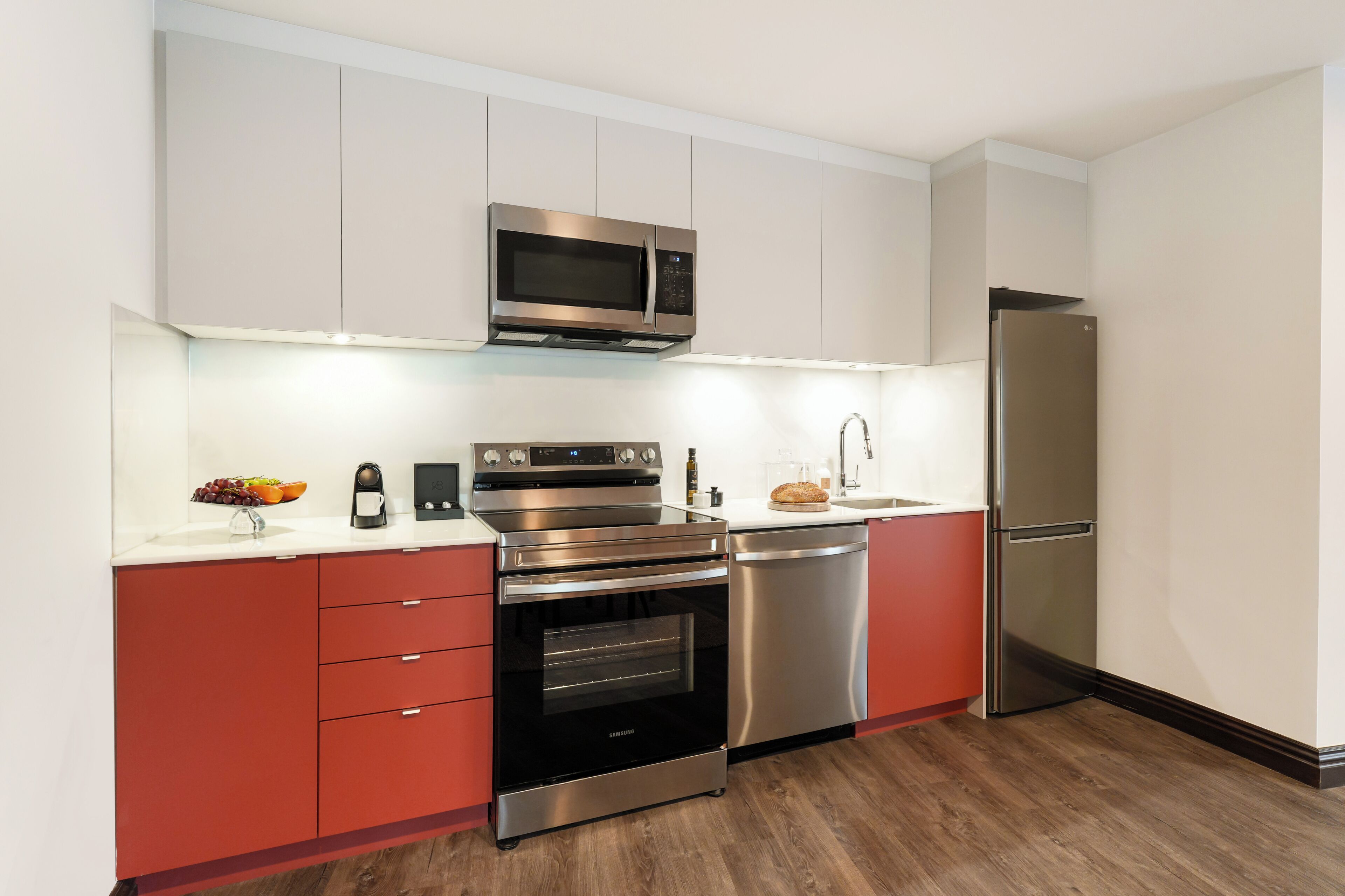 Una cocina moderna con electrodomésticos de acero inoxidable, horno integrado y lavavajillas.