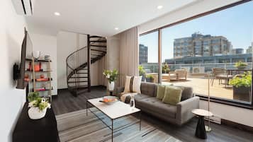 Appartement Penthouse, terrasse | Salle de séjour | Téléviseur connecté de 50 po avec télévision numérique