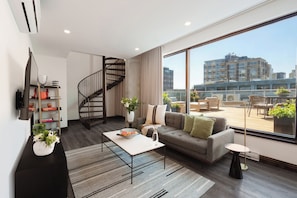 Penthouse, Terraza | Sala de estar | Smart TV de 50 pulgadas con canales digitales y servicios de streaming 