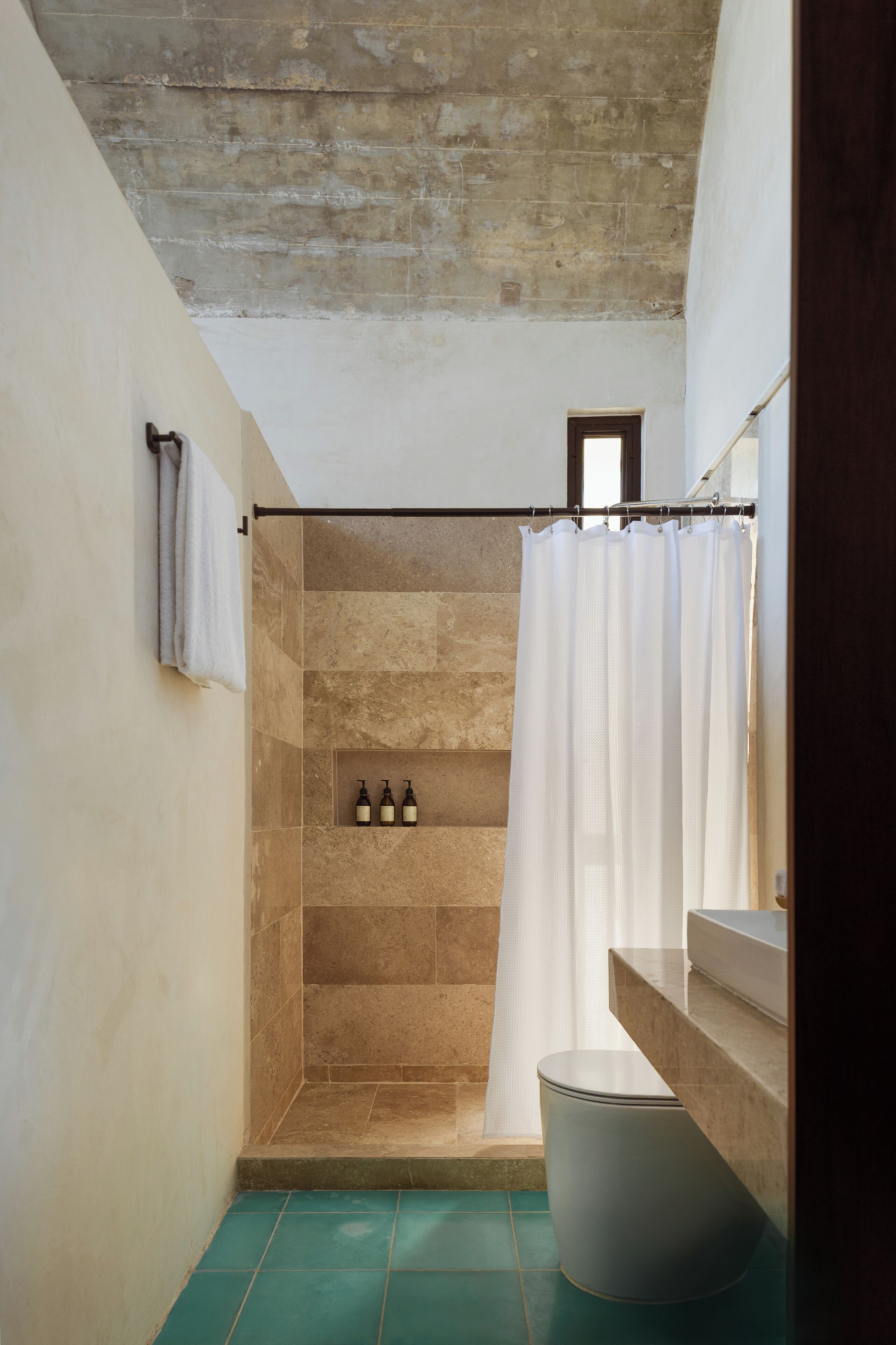 Basic-værelse med dobbeltseng eller 2 enkeltsenge - udsigt til gårdsplads | Badeværelse