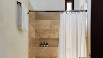 Basic-værelse med dobbeltseng eller 2 enkeltsenge - udsigt til gårdsplads | Badeværelse