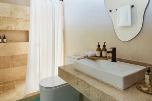 Chambre Double ou avec lits jumeaux, vue cour intérieure | Salle de bain