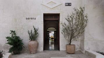A building entrance with a sign reading 'serena' and 'Calle 15'.
