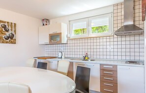 Fridge, microwave, oven, stovetop - 2 bedroom lovely apartment in Medulin (Medulin)