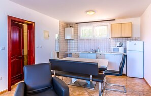 Fridge, microwave, oven, stovetop - 2 bedroom cozy apartment in Medulin (Medulin)